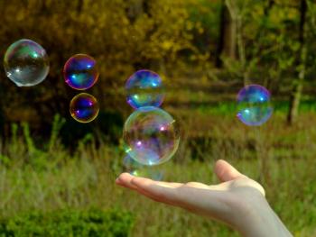 Hand-holding-a-soap-bubble